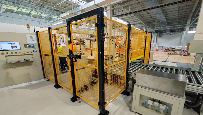 Automatic labeling machine