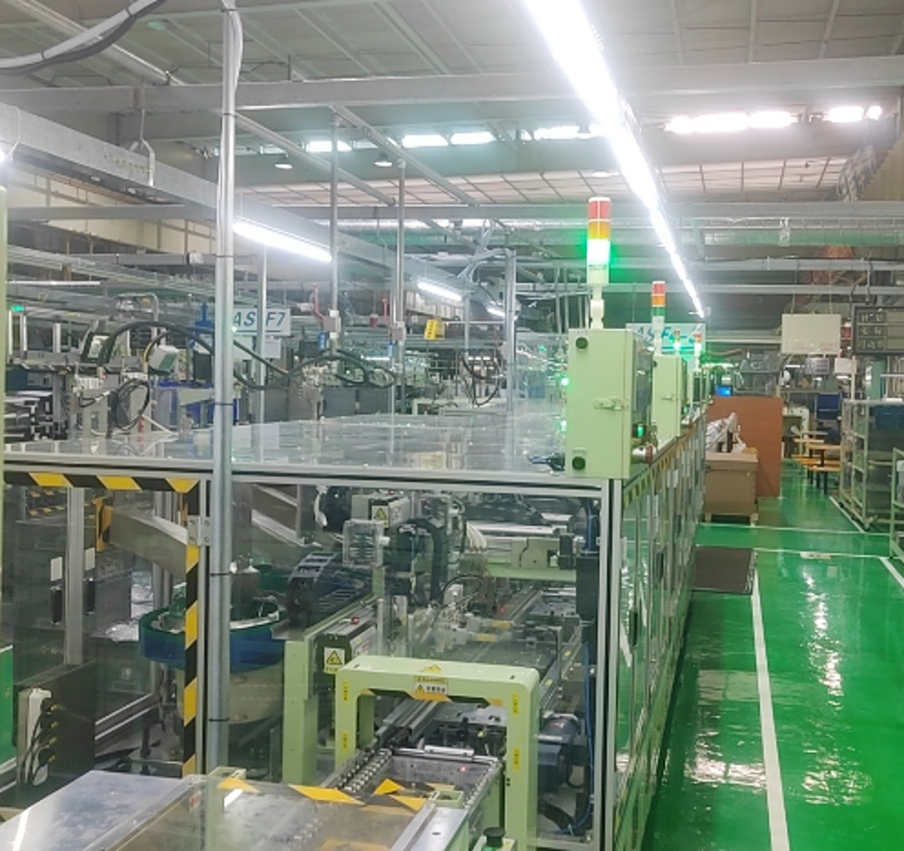 Fully automatic assembly line for door switch box locks